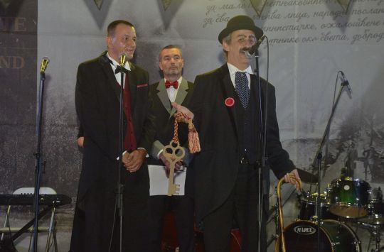 Nusicijada 2 Nusic vraca kljuceve predsedniku opstine
